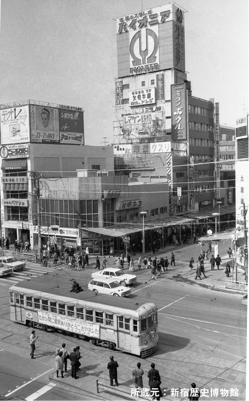 1970年 三信会館（現 ピックベックビル）『靖国通り都電新宿駅前』